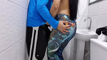 Casada dando para seu personal na academia e cai na net