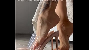 Sapete già quanto io ami mostrare i miei piedi giocarci e indossare tacchi stupendi #feet #feet #heel