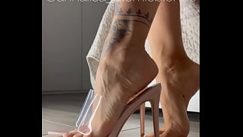 Sapete già quanto io ami mostrare i miei piedi giocarci e indossare tacchi stupendi #feet #feet #heel