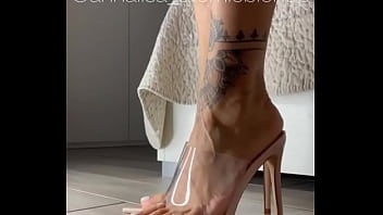 Sapete già quanto io ami mostrare i miei piedi giocarci e indossare tacchi stupendi #feet #feet #heel