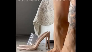 Sapete già quanto io ami mostrare i miei piedi giocarci e indossare tacchi stupendi #feet #feet #heel