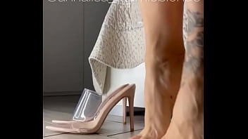 Sapete già quanto io ami mostrare i miei piedi giocarci e indossare tacchi stupendi #feet #feet #heel