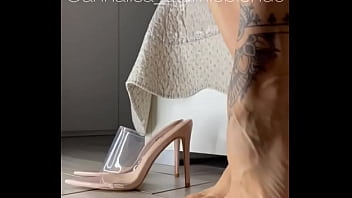 Sapete già quanto io ami mostrare i miei piedi giocarci e indossare tacchi stupendi #feet #feet #heel