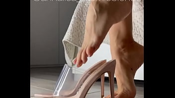Sapete già quanto io ami mostrare i miei piedi giocarci e indossare tacchi stupendi #feet #feet #heel