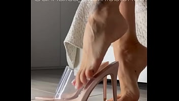 Sapete già quanto io ami mostrare i miei piedi giocarci e indossare tacchi stupendi #feet #feet #heel