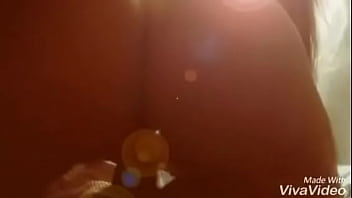 De costas pra exibir minha bunda linda