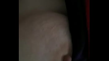 Loira mostrando os peitoes