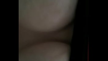 Loira mostrando os peitoes