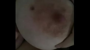 Loira mostrando os peitoes