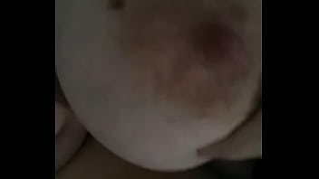 Loira mostrando os peitoes