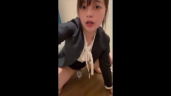 仕事中におまんこがムズムズしちゃって会社のト◯レでリクルートスーツ姿でくちゅくちゅオナニーしちゃう社会人3年目ol。