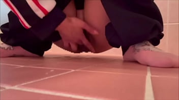 仕事中におまんこがムズムズしちゃって会社のト◯レでリクルートスーツ姿でくちゅくちゅオナニーしちゃう社会人3年目ol。