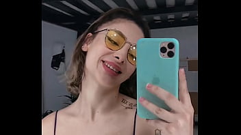 Se graba y se empieza a desnudar