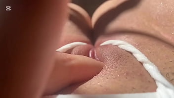 Con la tanga blanca corrida me abro toda y me follo con los dedos mi concha rosada bien mojada