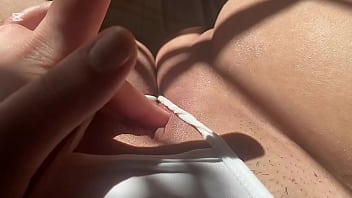 Con la tanga blanca corrida me abro toda y me follo con los dedos mi concha rosada bien mojada