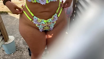 Captura De Mujer Latina De Curvas Extraordinarias En Cabina De Playa thumbnail