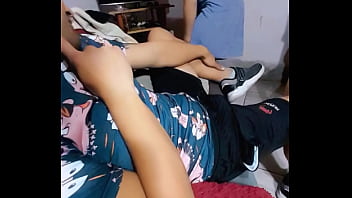 Me visto delante de mi vecino y lo dejo que folle cu culito