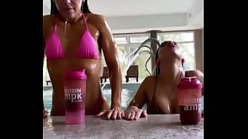 Putas mojadas mostrando sus culazos