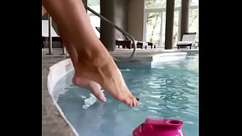 Putas mojadas mostrando sus culazos