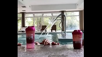 Putas mojadas mostrando sus culazos