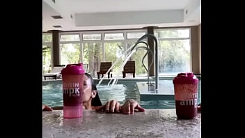 Putas mojadas mostrando sus culazos