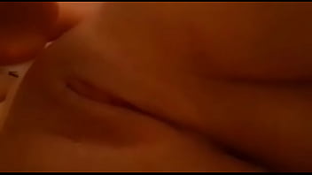 Que rico se mete el dedo