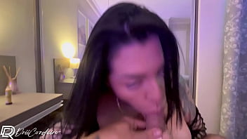 Corninho manso chamou seu amigo para ver o jogo de futebol em casa e deixou sua esposa gostosa sozinha com ele