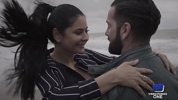 Deux Lesbiennes Sexy S'amusent Dans La Cuisine thumbnail