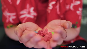 Pegas productions coco ivy mange les bonbons de rick