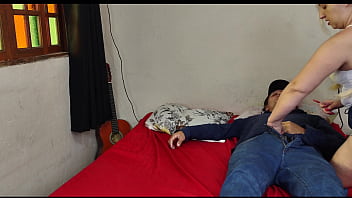 Sobrinha safada dá remédio errado para se aproveitar do seu titio