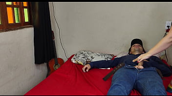 Sobrinha safada dá remédio errado para se aproveitar do seu titio