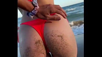 Me ayudas a quitarme la arena