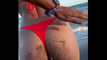 Me ayudas a quitarme la arena