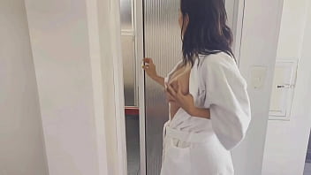 Dos hermosas lesbianas se dan placer en el baño de él hotel