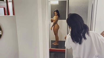 Dos hermosas lesbianas se dan placer en el baño de él hotel