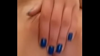 Novinha mostrando a bucetinha e tocando uma siririca