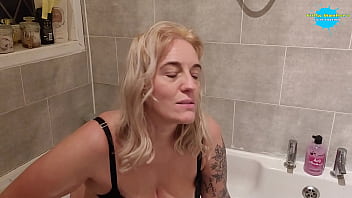 Milf records herself bathing