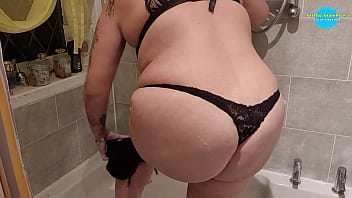 Milf records herself bathing