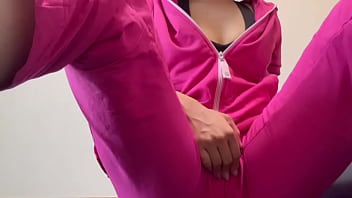 【ヨガの先生のオナニー】男性器のもっこりしたちんちんをみてたら濡れてきちゃって…