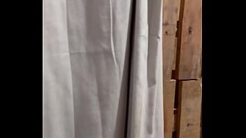 Foi experimentar biquíni e deu pro dono da loja