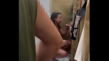 Foi experimentar biquíni e deu pro dono da loja