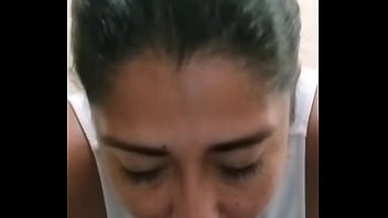 La creyente sale a dar la palabra y se regresa a masturbarse