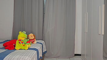 Ele queria ver sua nova enteada nua então se escondeu atrás da cortina do quarto