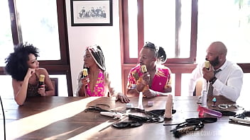 Eram conhecidos como pessoas que curtiam o meio liberal mas depois entraram no pornô e as primeiras chamadas casal black rj sheer red