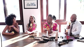 Eram conhecidos como pessoas que curtiam o meio liberal mas depois entraram no pornô e as primeiras chamadas casal black rj sheer red