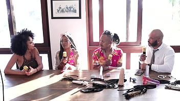 Eram conhecidos como pessoas que curtiam o meio liberal mas depois entraram no pornô e as primeiras chamadas casal black rj sheer red