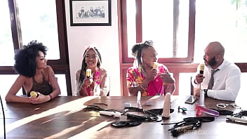 Eram conhecidos como pessoas que curtiam o meio liberal mas depois entraram no pornô e as primeiras chamadas casal black rj sheer red