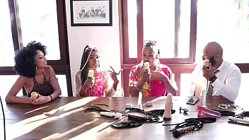 Eram conhecidos como pessoas que curtiam o meio liberal mas depois entraram no pornô e as primeiras chamadas casal black rj sheer red