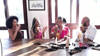 Eram conhecidos como pessoas que curtiam o meio liberal mas depois entraram no pornô e as primeiras chamadas casal black rj sheer red