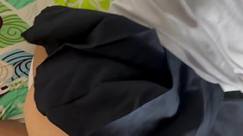 Padrastro pervertido le enseña a follar a su hijastra despues de la escuela y se corre en su boca